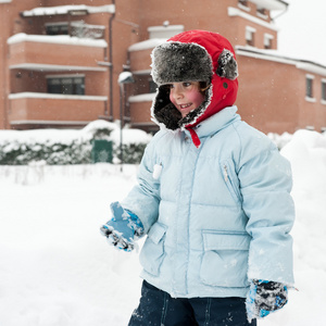 年轻孩子肖像玩雪