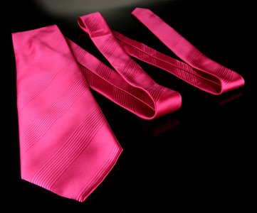 灰色背景上的粉红色领带