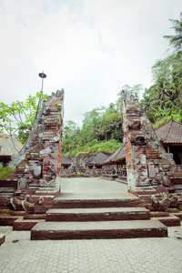 古龙卡维寺在巴厘岛图片