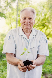 与植物室外的老男人