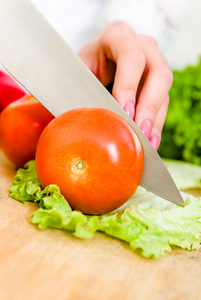女人切蔬菜沙拉