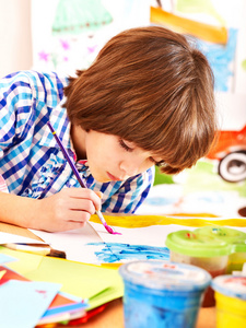 儿童绘画在画架