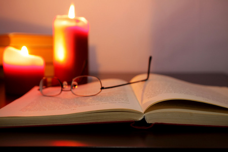 秉烛夜读,夜读夜读小的女孩采用床在夜读一可怕的