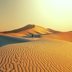 在沙漠徒步旅行