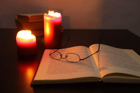 夜读书用灯秉烛夜读,夜读夜读夜读一个年轻的学生