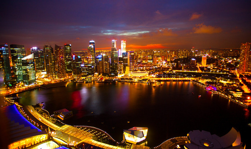 新加坡从屋顶滨海湾酒店在黑夜中的视图