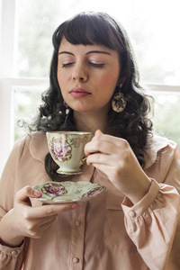 年轻女子与古董茶杯子