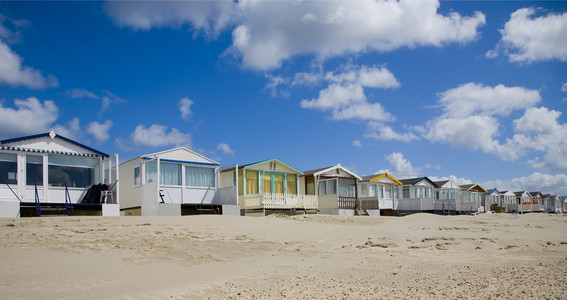 通过 ijmuiden，荷兰的行中的海滩小屋