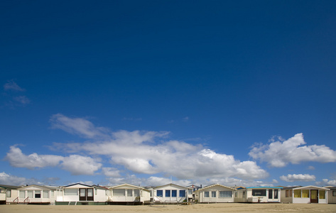 通过 ijmuiden，荷兰的行中的海滩小屋