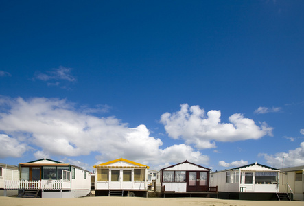 通过 ijmuiden，荷兰的行中的海滩小屋