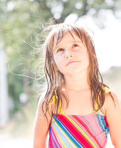 快乐的小女孩享受在夏季的一天，玩水
