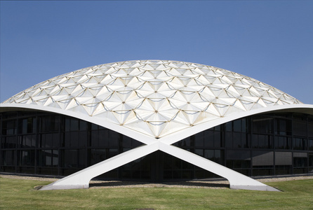 现代设计的圆顶建筑在荷兰