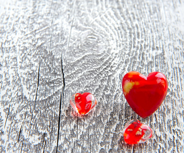 情人节的背景。红色的心木制背景上