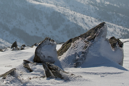 在冬季时间冰所覆盖的岩石