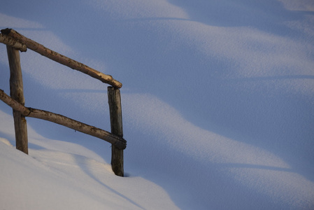 在每年冬季白雪背景木栅栏