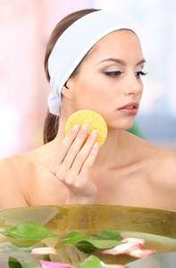 洗脸的年轻女人。概念照片 卸妆液