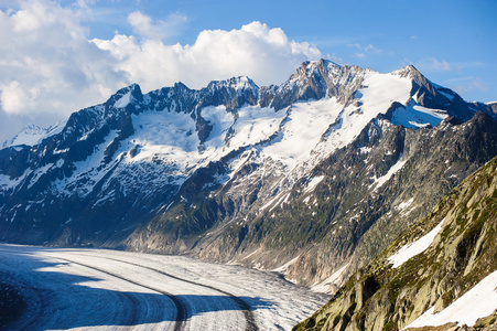 schoenenbuelhorn 和 wannenhorn 与 aletsch 冰川