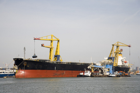散货船在鹿特丹港口的上落货