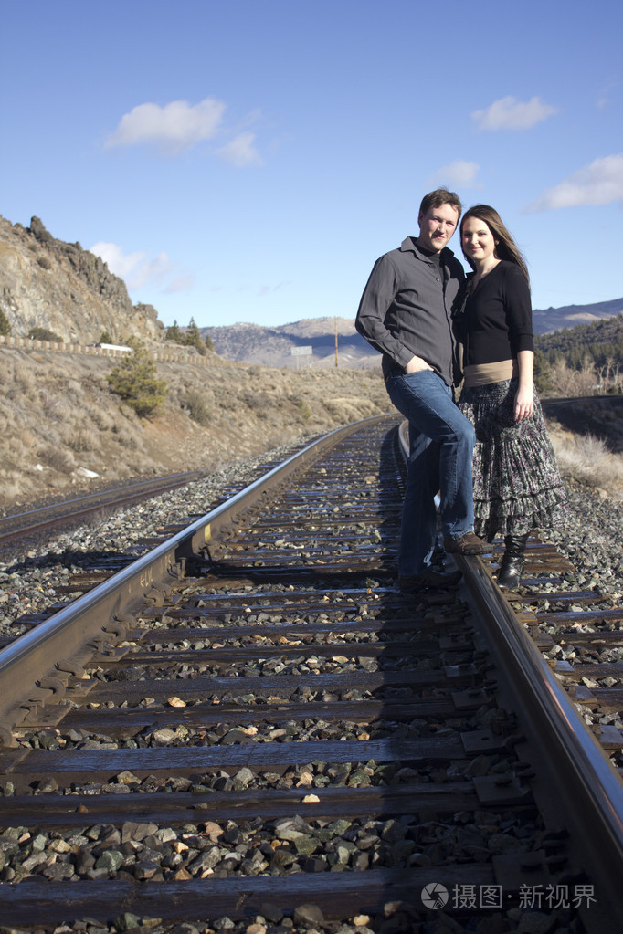 在火车轨道上,情侣