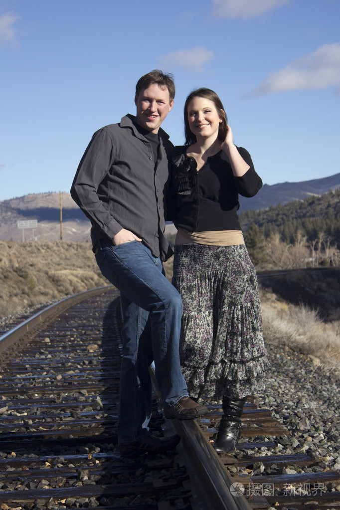 在火车轨道上情侣