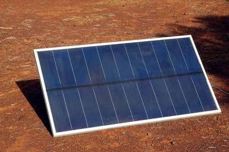 在澳大利亚丛林中的太阳能电池板
