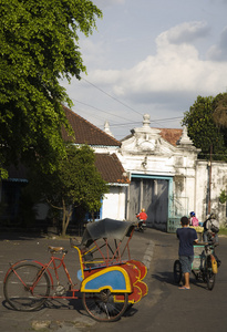 街头场面与 becak 腾地区的独奏