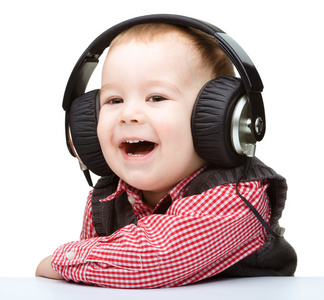 可爱的小男孩，享受音乐使用头戴式耳机