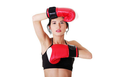 拳击健身女人戴着红色手套