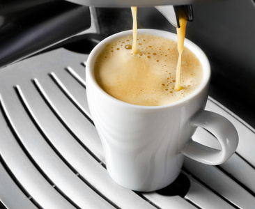 泼咖啡在杯中的咖啡机