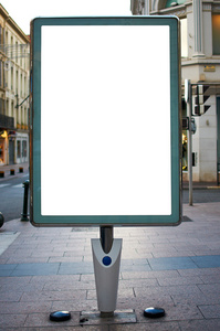 空白色广告牌在人行道上