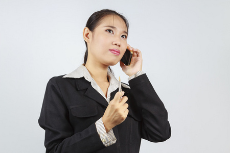 浅谈手机和寻找快乐商务女人的特写