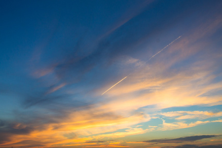 明亮和黑暗边的夕阳的天空背景