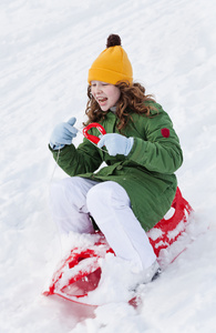 女孩乘雪橇下山