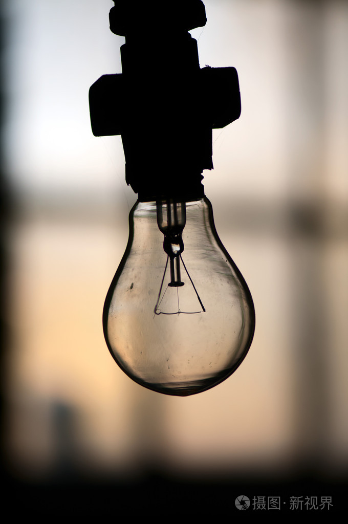 在黑色背景的灯泡