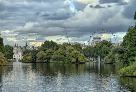 白金汉宫和花园在伦敦在秋天天阴
