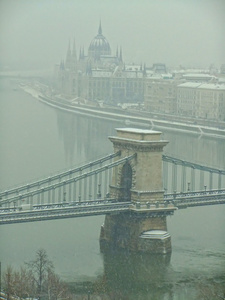 链桥和建筑在冬天，布达佩斯，hungury parlament