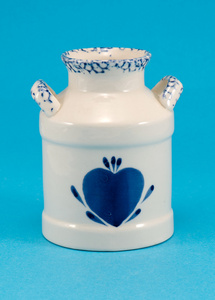 蓝色背景上的陶瓷花瓶菜蓝心