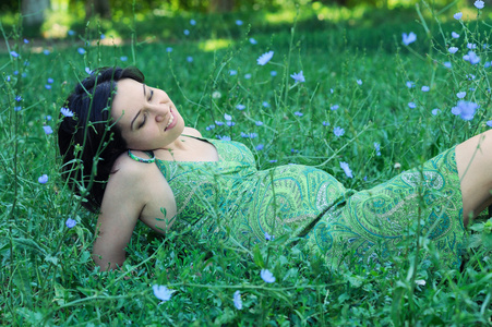 孕妇在草地上放松