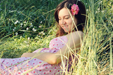 孕妇在草地上放松