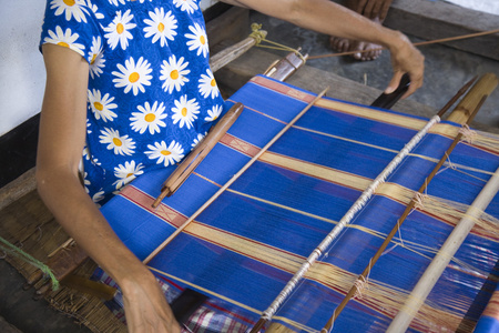 传统纺织织造在龙目岛村