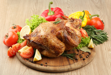 整个烤的鸡配上板 木桌上的蔬菜