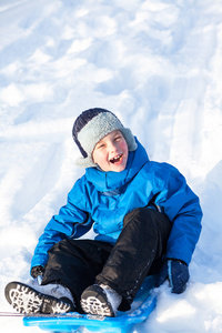 小男孩与雪橇