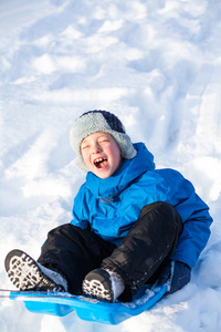 小男孩与雪橇