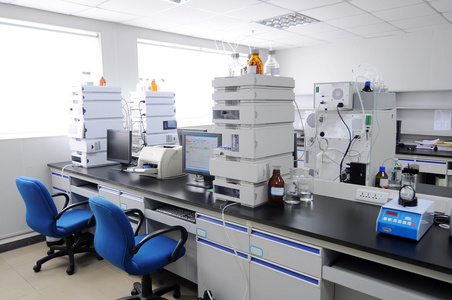 生化实验室研究化学家正在实验室用含有化学液体的设备和科学实验玻璃