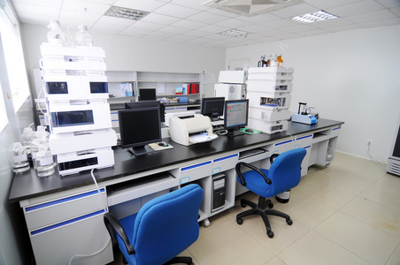 生化实验室染色的细胞培养在生化研究实验室使用 6 孔板代谢功能疾病