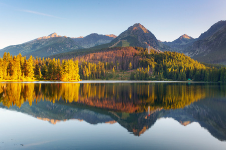 斯洛伐克山湖在 tatrastrbskepleso