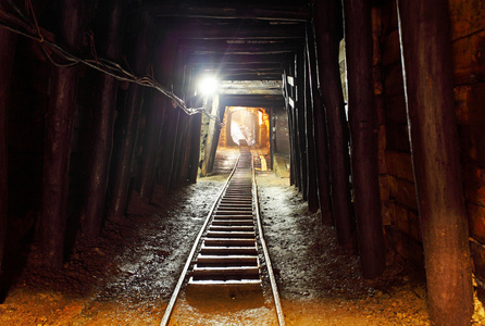 铁路轨道地下开采矿山