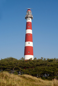 标志性的红色和白色灯塔，在 ameland，荷兰的沙丘