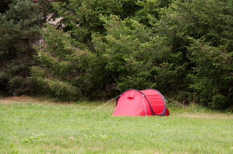 红色帐篷露营公园
