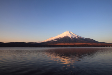 富士山和山中湖，天亮前